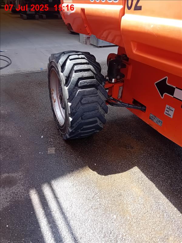 JLG 860SJ Articulated Boomlift - Image 3